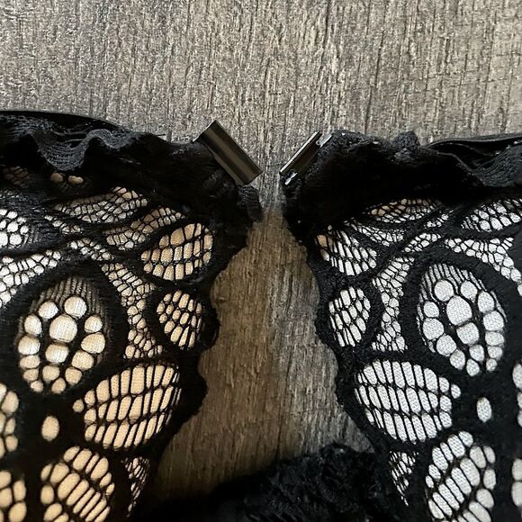Youmita Black and Cream Lace, Front Clasp Bra. 40C. - Picture 3 of 4